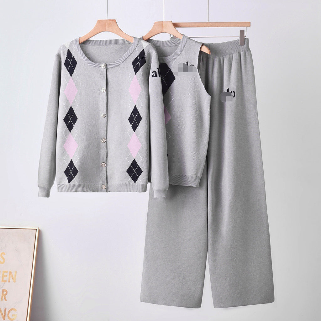 Conjunto Tres Piezas con Cárdigan de Rombos en Bloques de Color