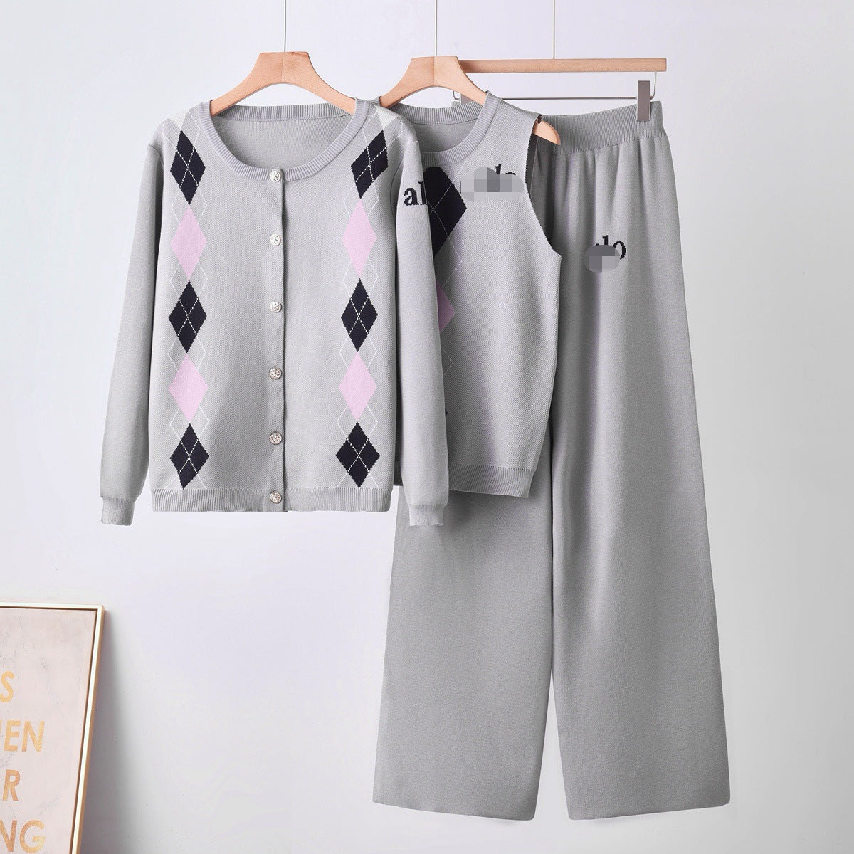 Conjunto Tres Piezas con Cárdigan de Rombos en Bloques de Color