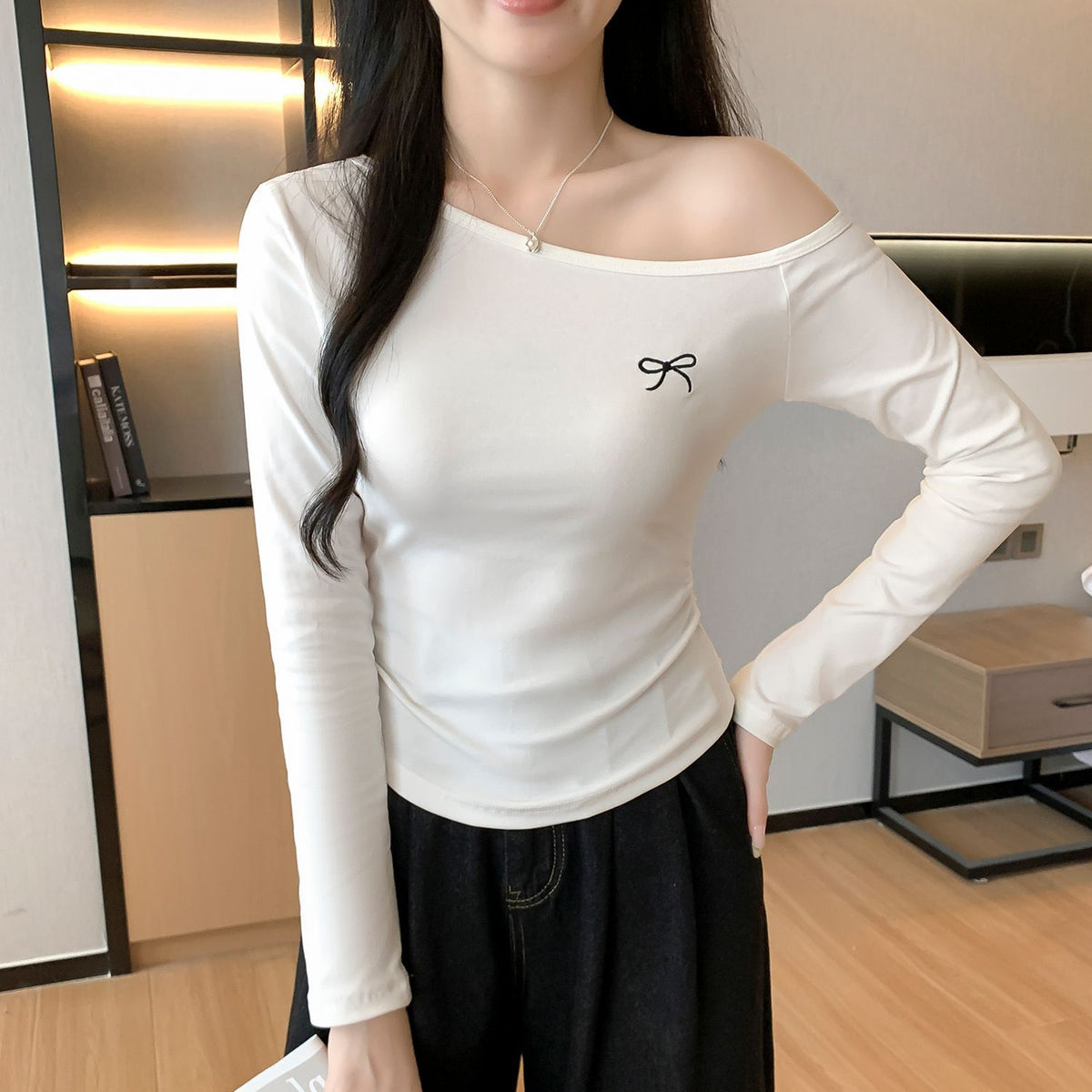 Camiseta Ajustada con Hombro Asimétrico – Manga Larga Estilo Coreano para Mujer