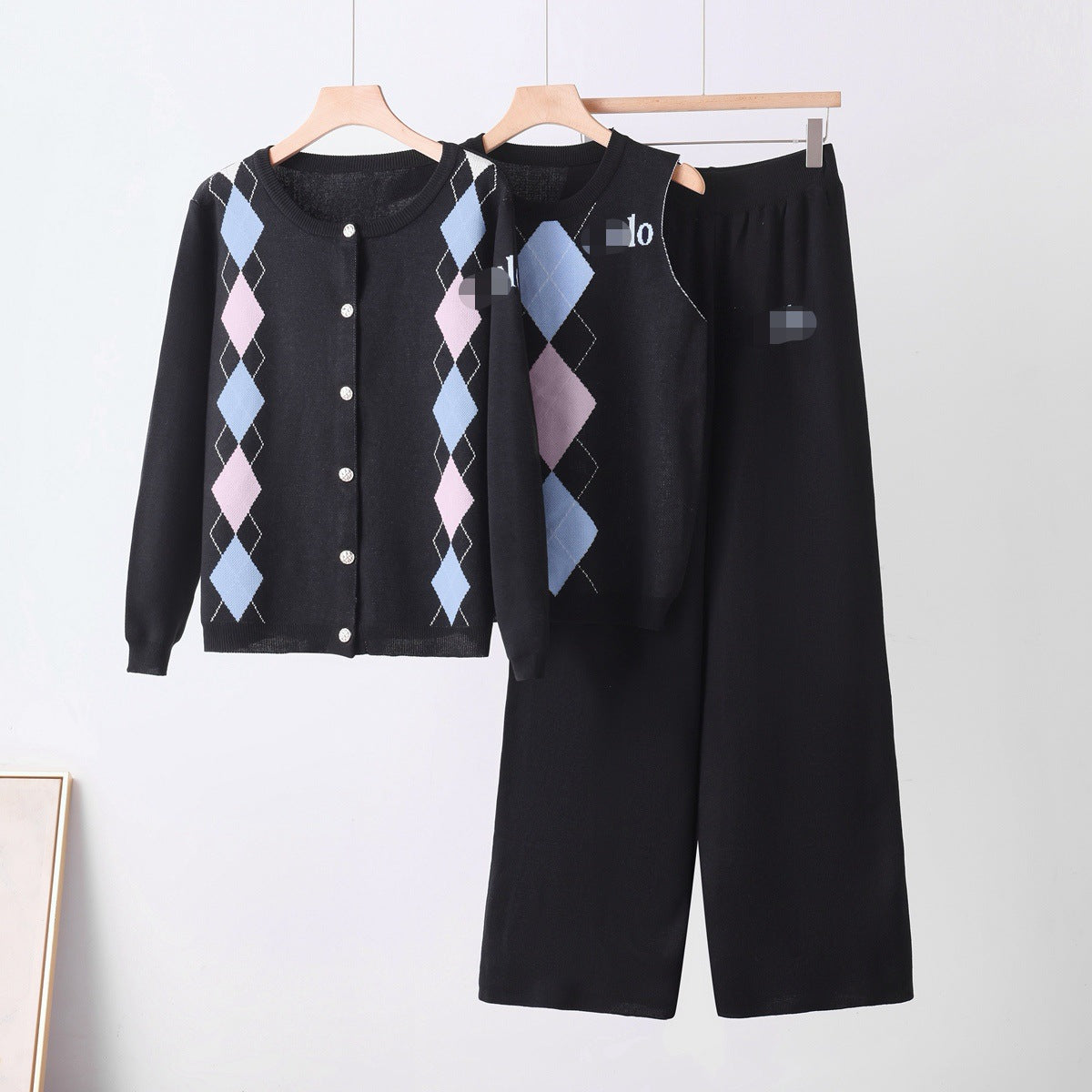 Conjunto Tres Piezas con Cárdigan de Rombos en Bloques de Color