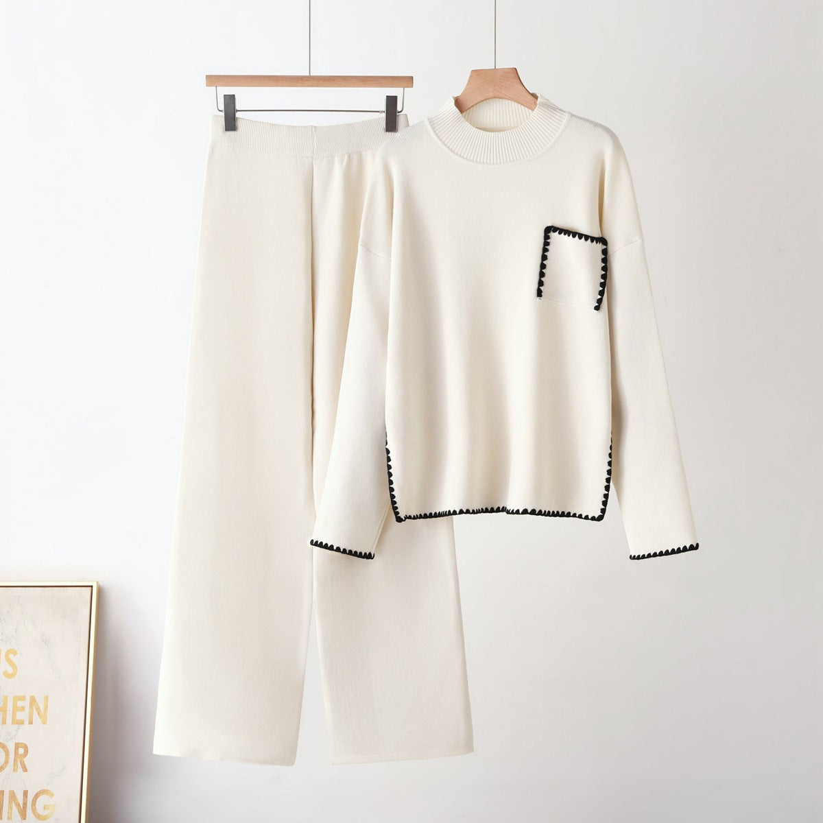 Conjunto de Punto con Cuello Semialto y Top Bordado – Pantalón Recto Dos Piezas