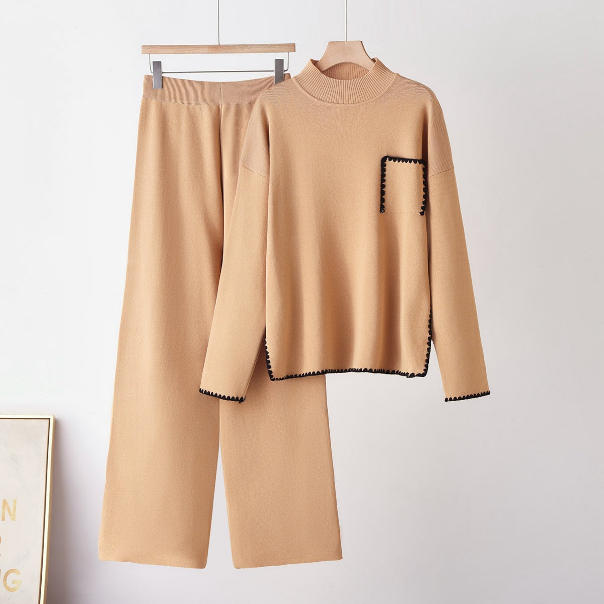 Conjunto de Punto con Cuello Semialto y Top Bordado – Pantalón Recto Dos Piezas