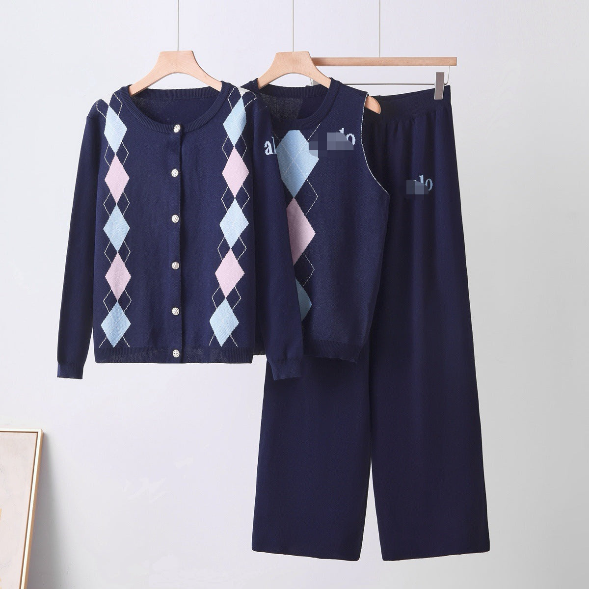 Conjunto Tres Piezas con Cárdigan de Rombos en Bloques de Color