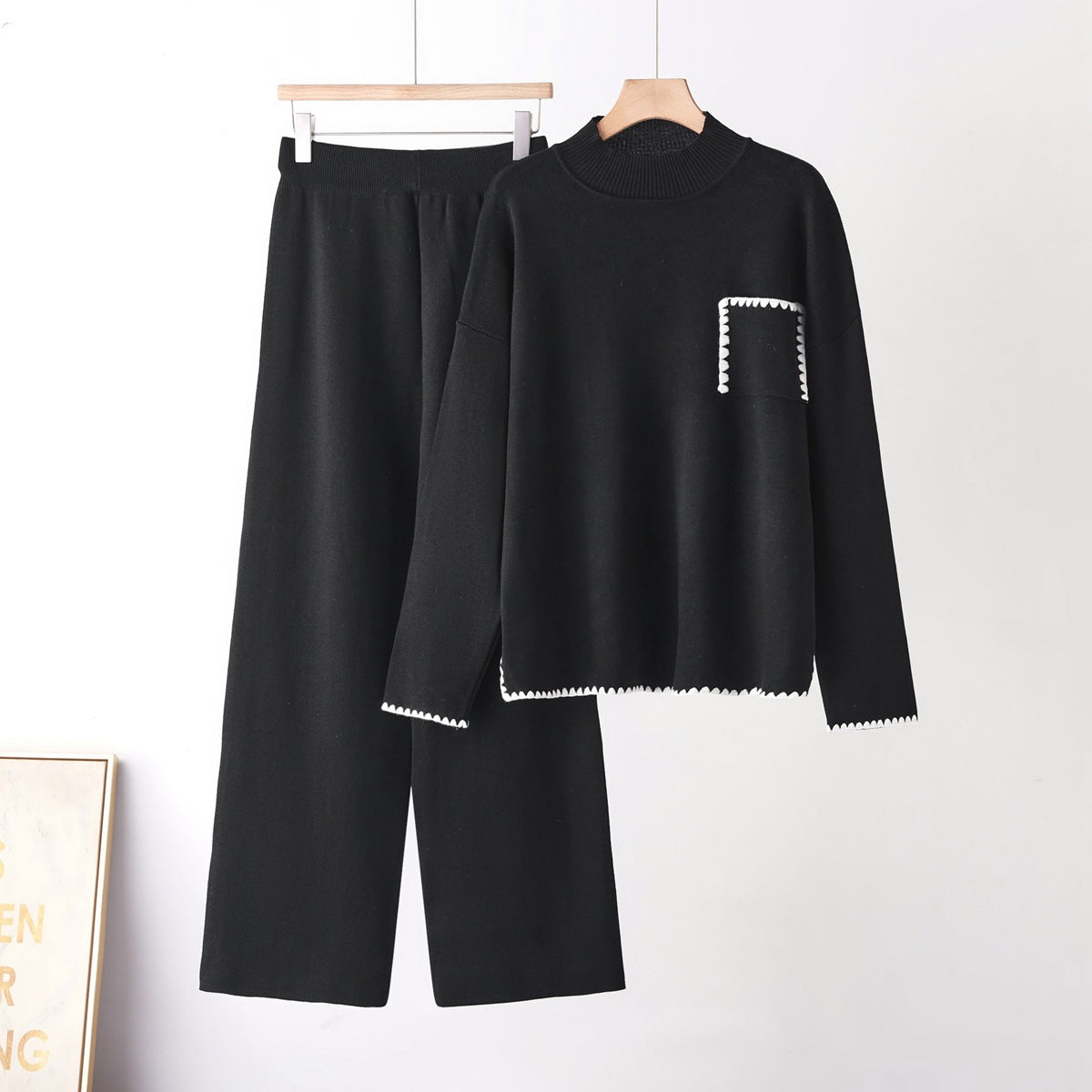 Conjunto de Punto con Cuello Semialto y Top Bordado – Pantalón Recto Dos Piezas