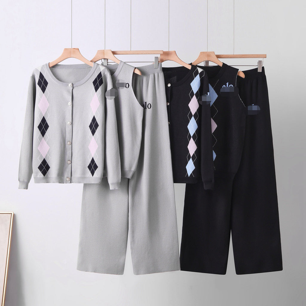 Conjunto Tres Piezas con Cárdigan de Rombos en Bloques de Color