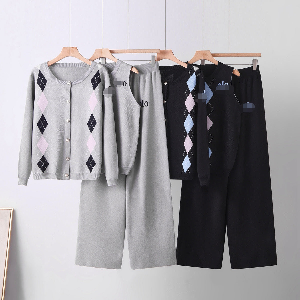 Conjunto Tres Piezas con Cárdigan de Rombos en Bloques de Color