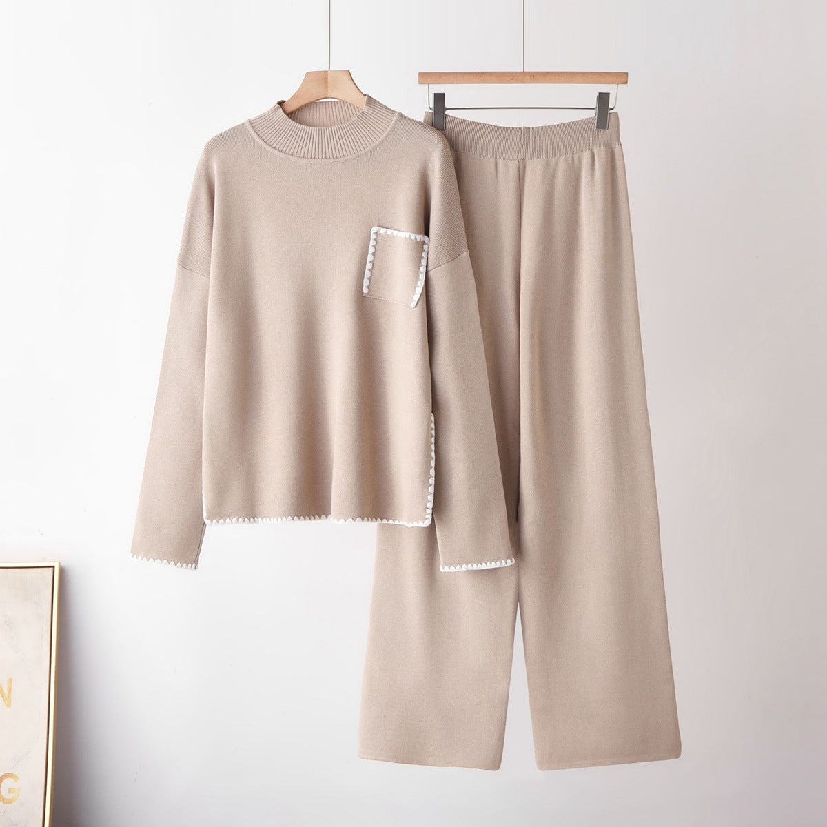 Conjunto de Punto con Cuello Semialto y Top Bordado – Pantalón Recto Dos Piezas
