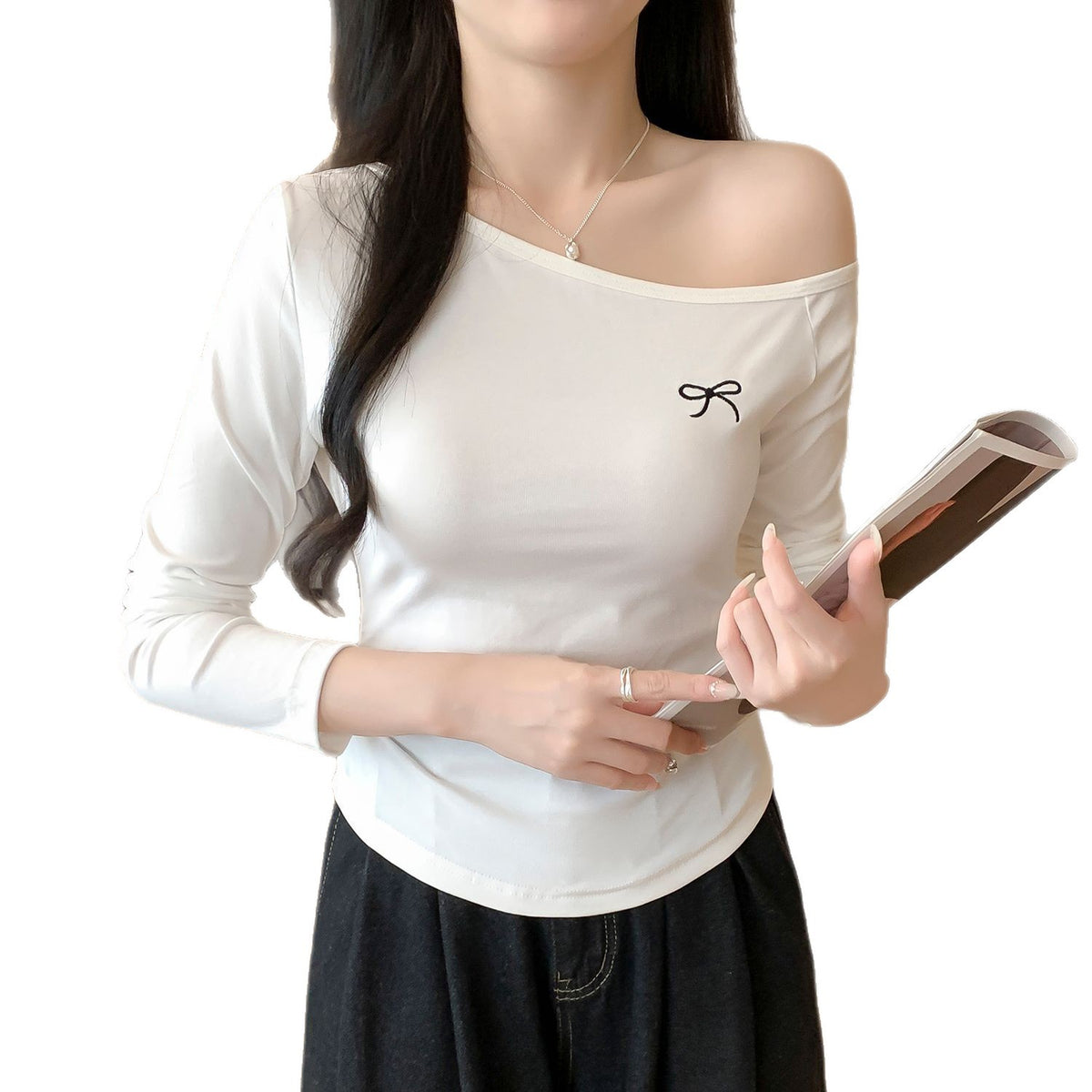 Camiseta Ajustada con Hombro Asimétrico – Manga Larga Estilo Coreano para Mujer