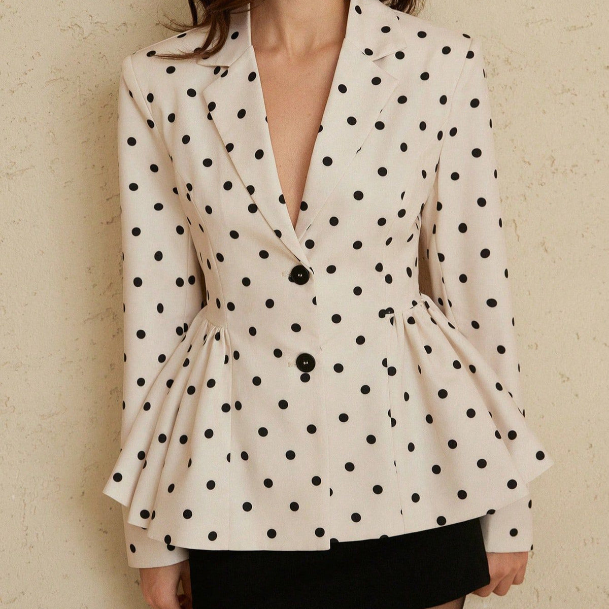 Blazer Elegante de Lunares con Cintura Entallada – Saco de Mujer Manga Larga